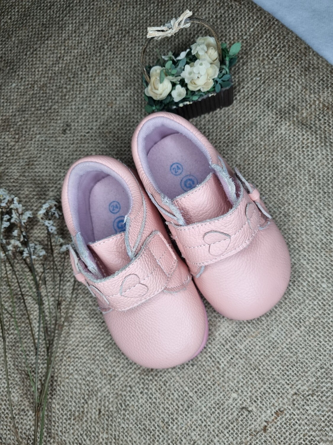 ZAPATO TIPO GUILLERMINA, ROSADOS, CON VELCRO, MARCA GUGA, TALLE 24