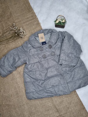 CAMPERA ESTILO TAPADO GRIS, CON CIERRE Y BOTONES, MARCA BABY GAP, TALLE 6/12 MESES