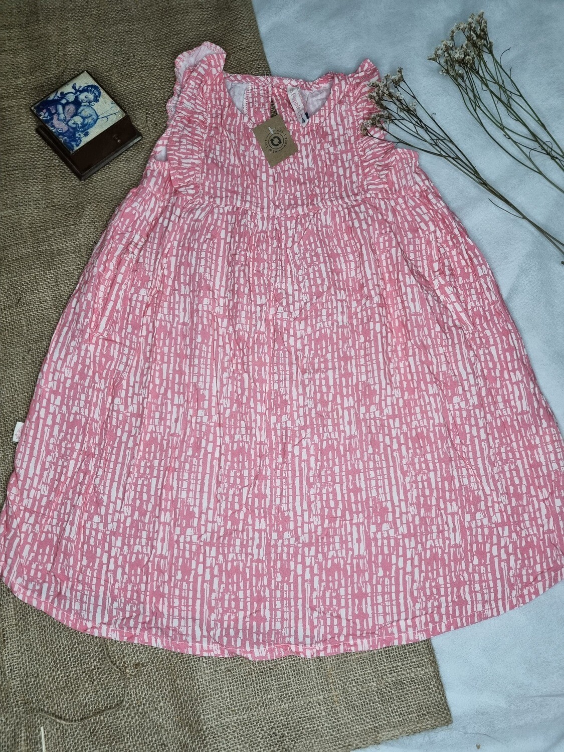 VESTIDO DE TELA, SIN MANGAS, ESTAMPADO COLOR SALMON Y BLANCO, MARCA HUSH PUPPIES, TALLE 4