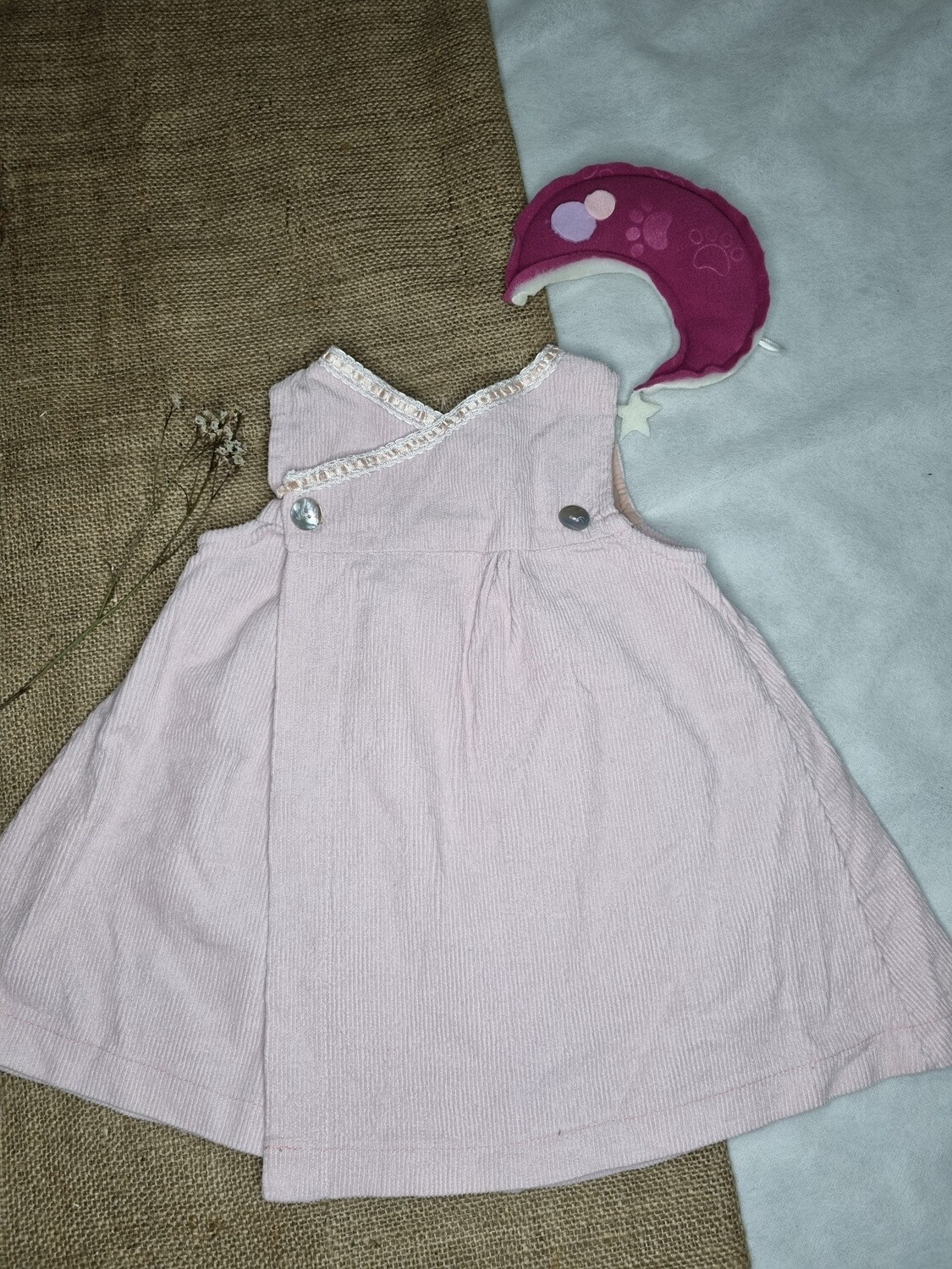 VESTIDO DE PANA FINA, ROSA CLARO, SIN MANGAS CRUZADO CON BOTONES, MARCA PETITe POMME, TALLE 3