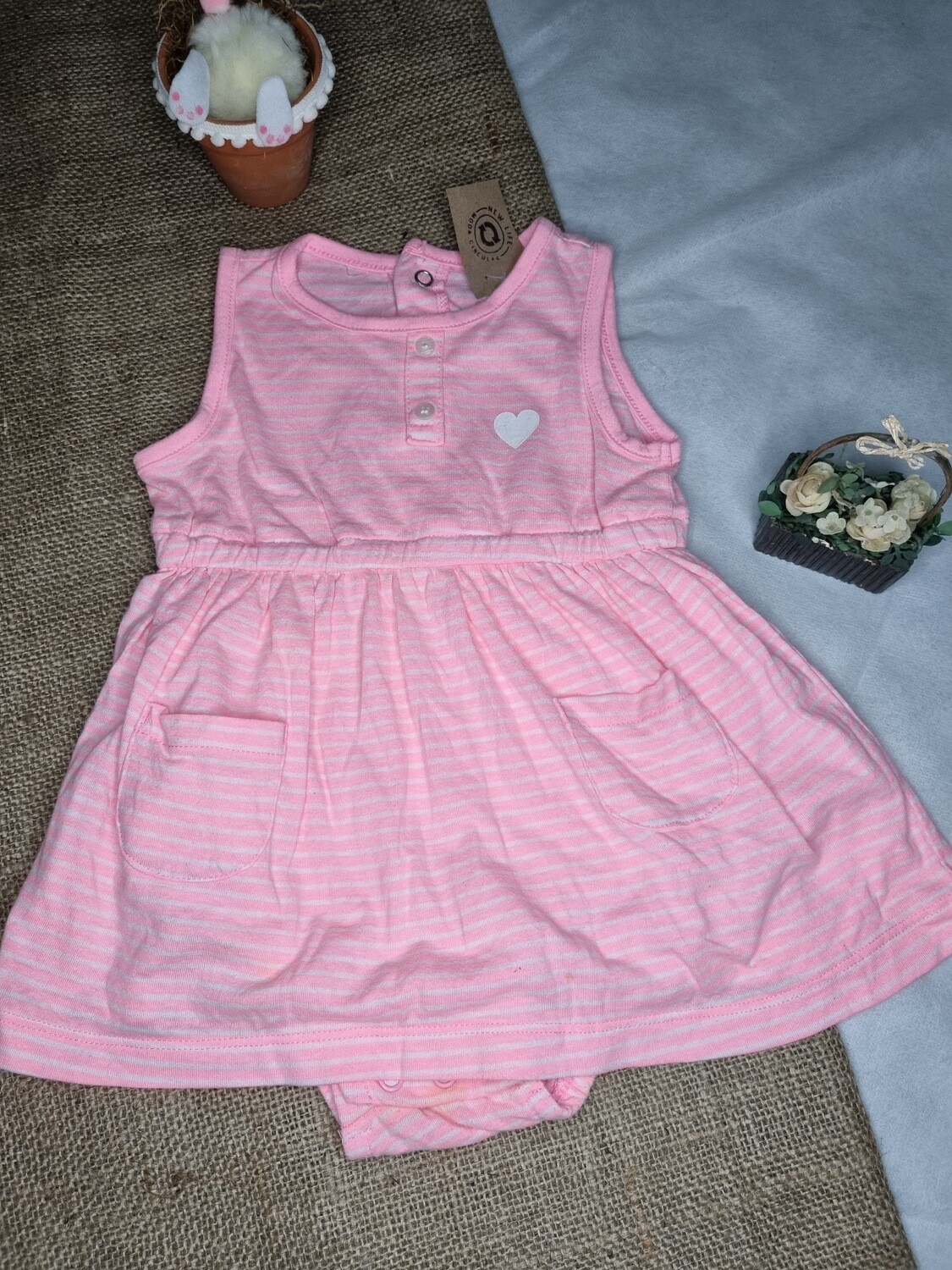 VESTIDO DE ALGODÓN, PAÑALERO, SIN MANGAS, COLOR ROSADO CON RAYAS BLANCAS, TALLE 18 MESES