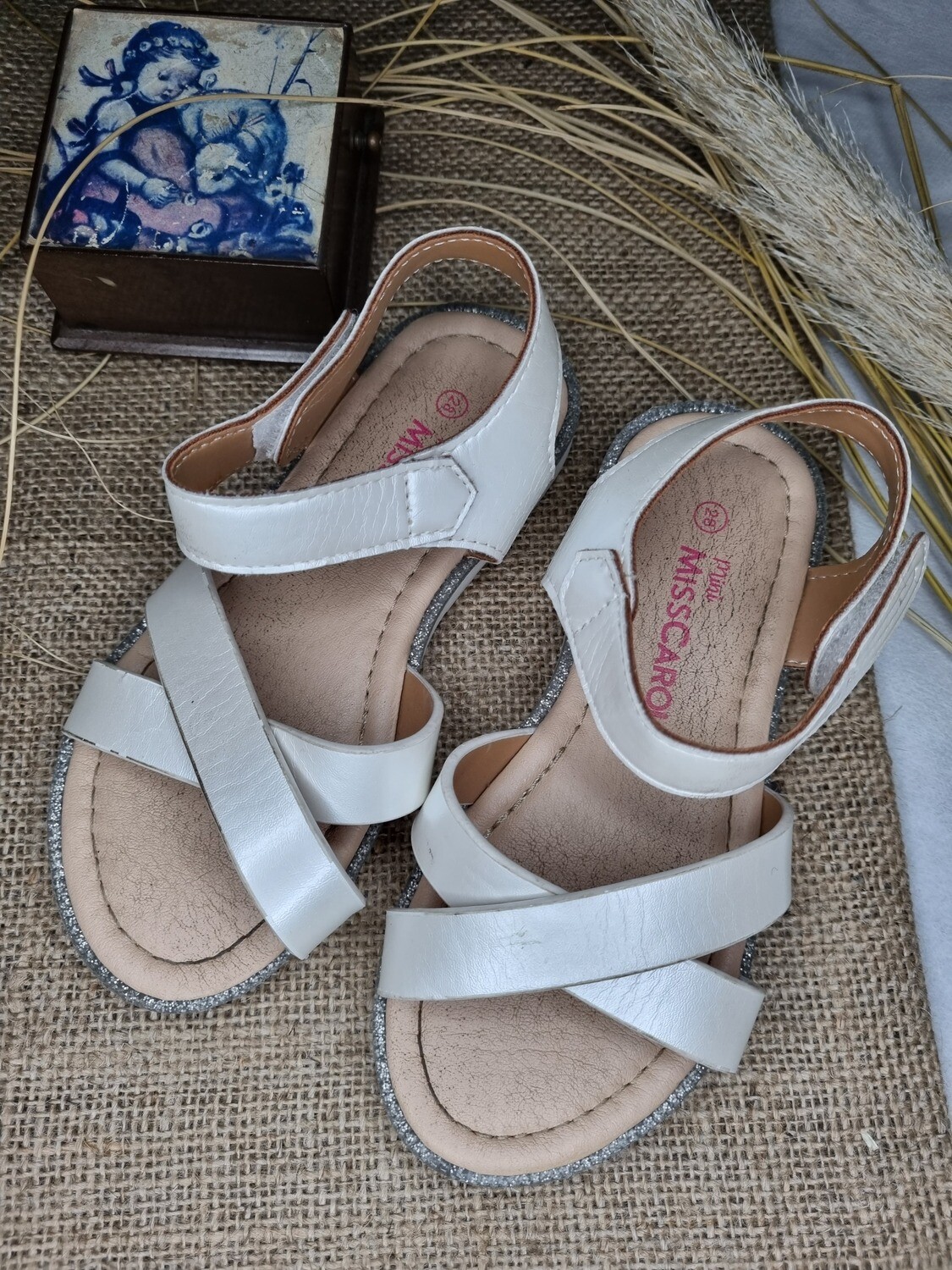 SANDALIA BLANCA NACARADA, CRUZADA, CON PULSERA, MARCA MISS CAROL, TALLE 28