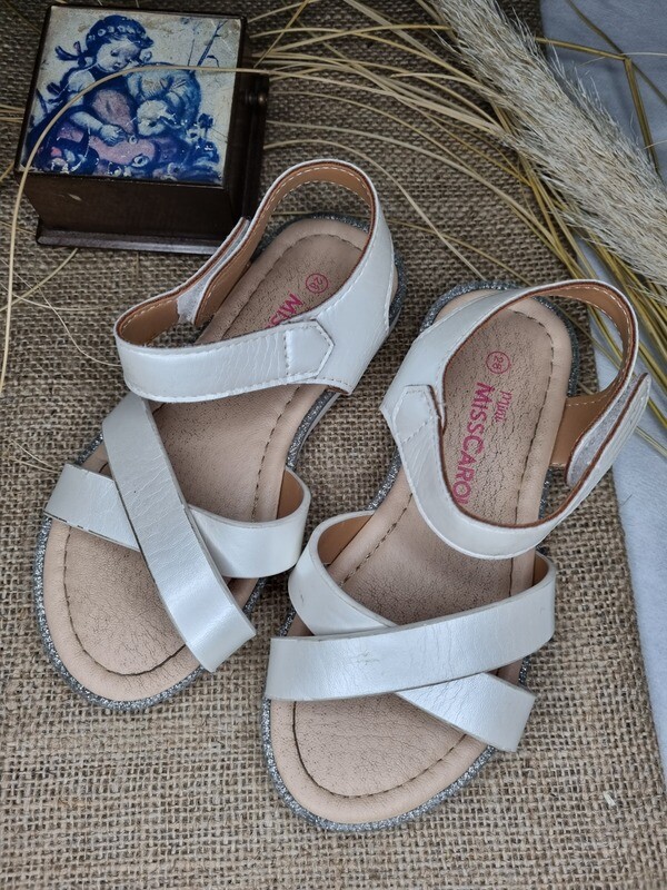 SANDALIA BLANCA NACARADA, CRUZADA, CON PULSERA, MARCA MISS CAROL, TALLE 28