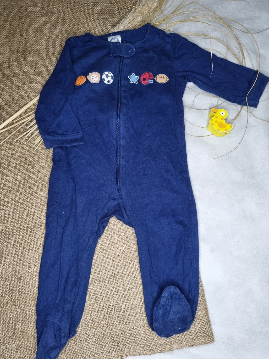 ENTERITO DE ALGODÓN PAÑALERO, CON PIE, COLOR AZUL CON ESTAMPA DEPORTIVA, MARCA GERBER, TALLE 3/6 MESES
