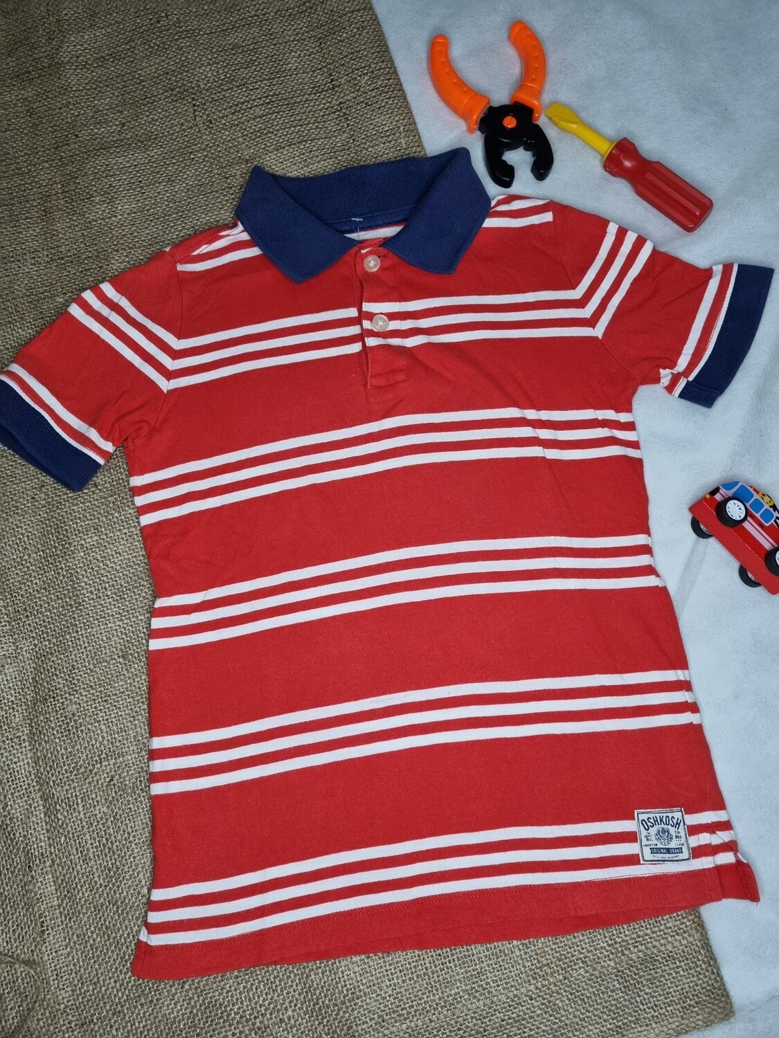REMERA CUELLO POLO, MANGA CORTA, ROJA CON RAYAS BLANCAS Y PUÑO Y CUELLO AZUL, MARCA OSHKOSH, TALLE 5