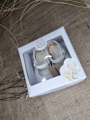 GUILLERMINA NO CAMINANTE, BLANCAS, CON COSTURA ALREDEDOR Y PULSERA CON BOTONCITO, MARCA SONRISITAS