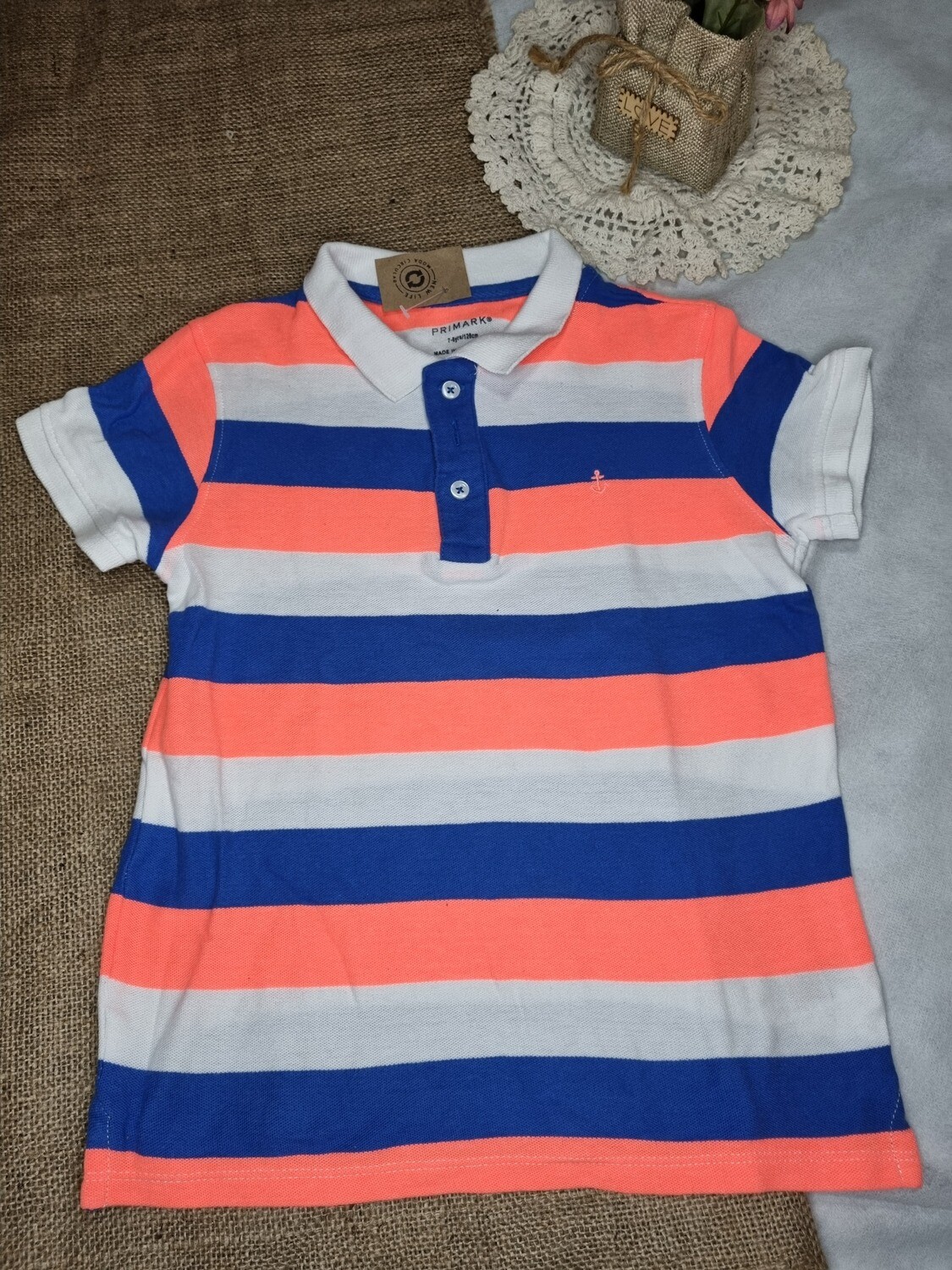 REMERA POLO DE PIQUE, RAYADA BLANCA, AZUL Y NARANJA, MANGA CORTA, MARCA PRIMARK, TALLE 7/8 AÑOS