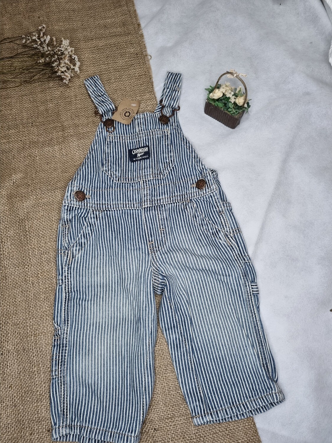ENTERITO CARPINTERO DE JEAN RAYADO AZUL Y BLANCO, MARCA OSHKOSH, TALLE 6 MESES