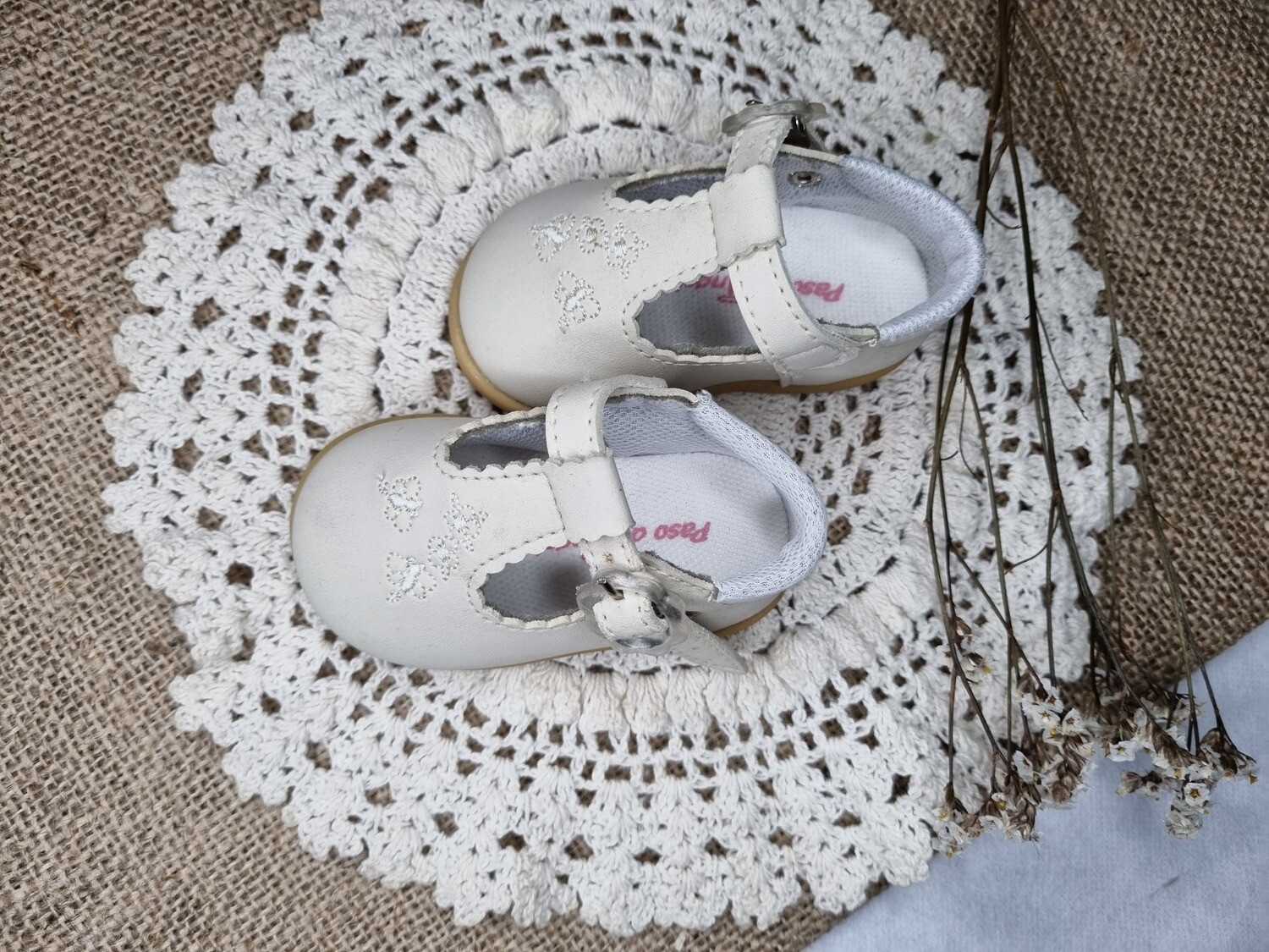 GUILLERMINA BABY, COLOR CRUDO CON BORDADO FLORES Y MARIPOSAS, TALLE 16