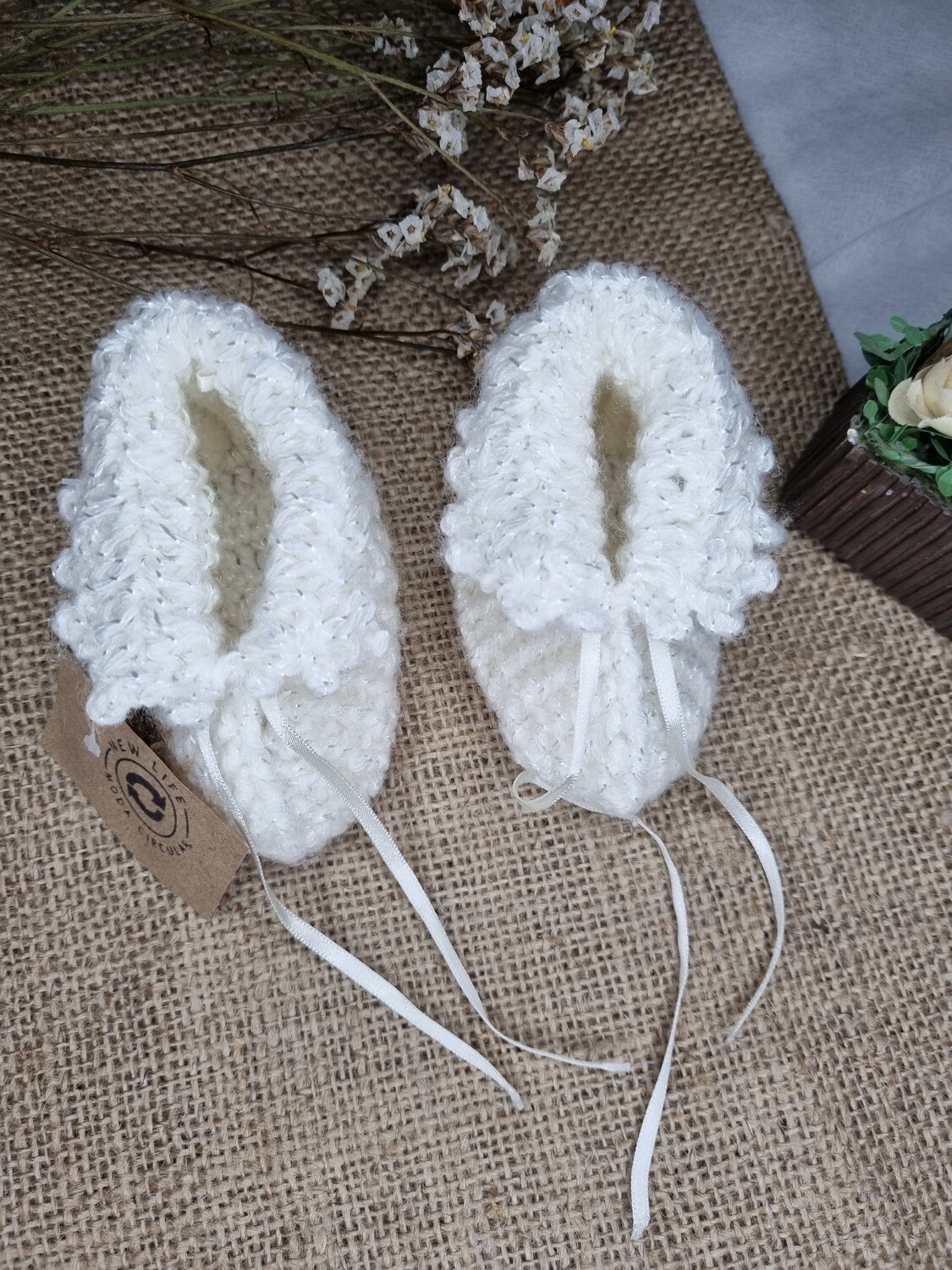 ESCARPINES DE LANA, BLANCOS CON CINTITAS DE RASO. SIN USO