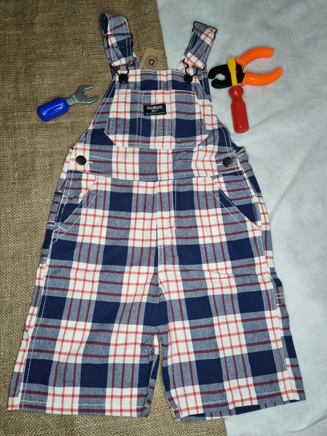 ENTERITO CARPINTERO DE JEAN A CUADROS ROJOS, BLANCOS Y AZULES, MARCA OSHKOSH, TALLE 5. EXCELENTE ESTADO