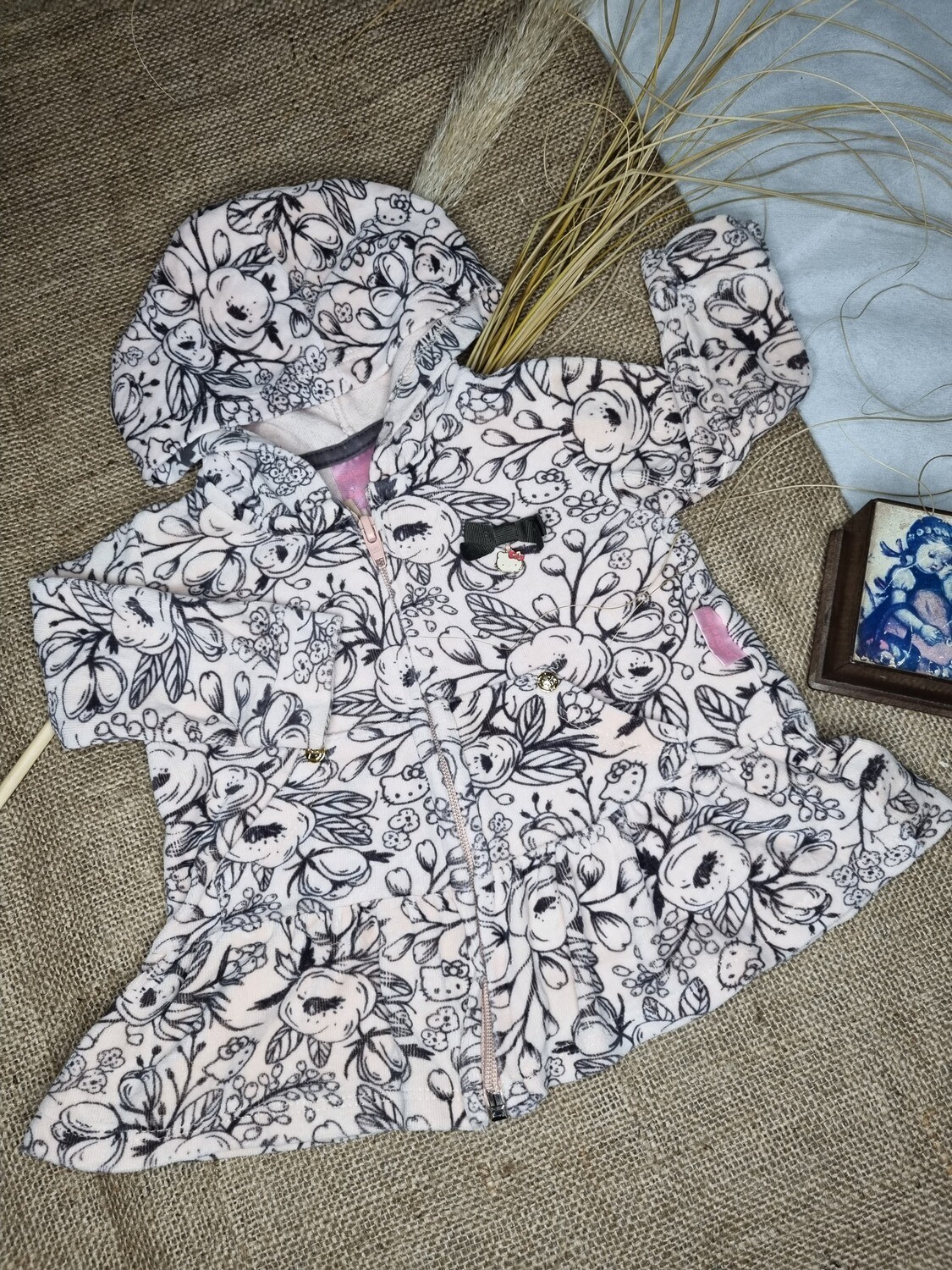 CAMPERA PLUSH ESTAMPADA, CON CAPUCHA, VOLADO EN EL BAJO, MARCA HELLO KITTY, TALLE 3/6 MESES