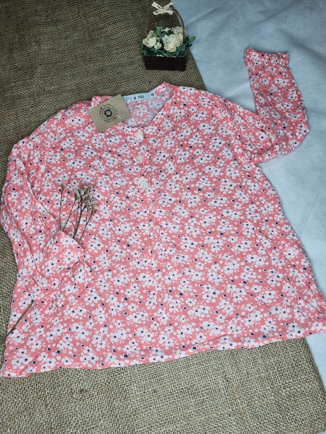 BLUSA ROSADA, ESTAMPADA CON FLORES BLANCAS, DE MANGA LARGA, MARCA SPY MINI, TALLE 4