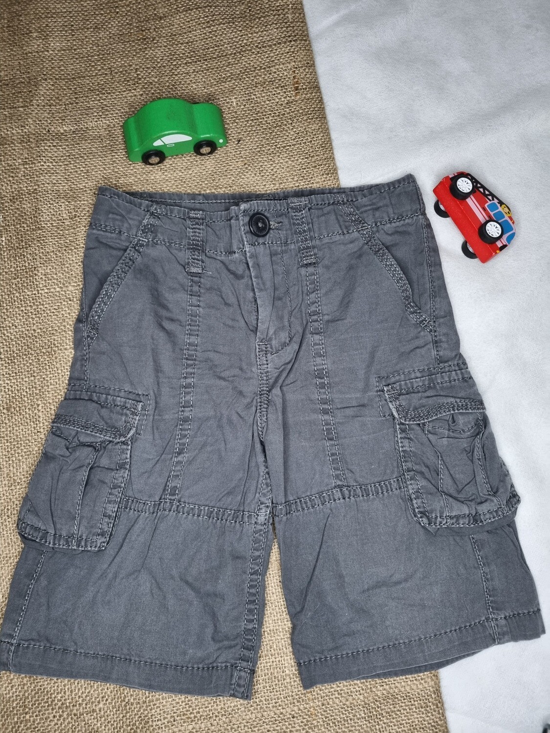 BERMUDA CARGO, GRIS OSCURO, MARCA OSHKOSH, TALLE 4