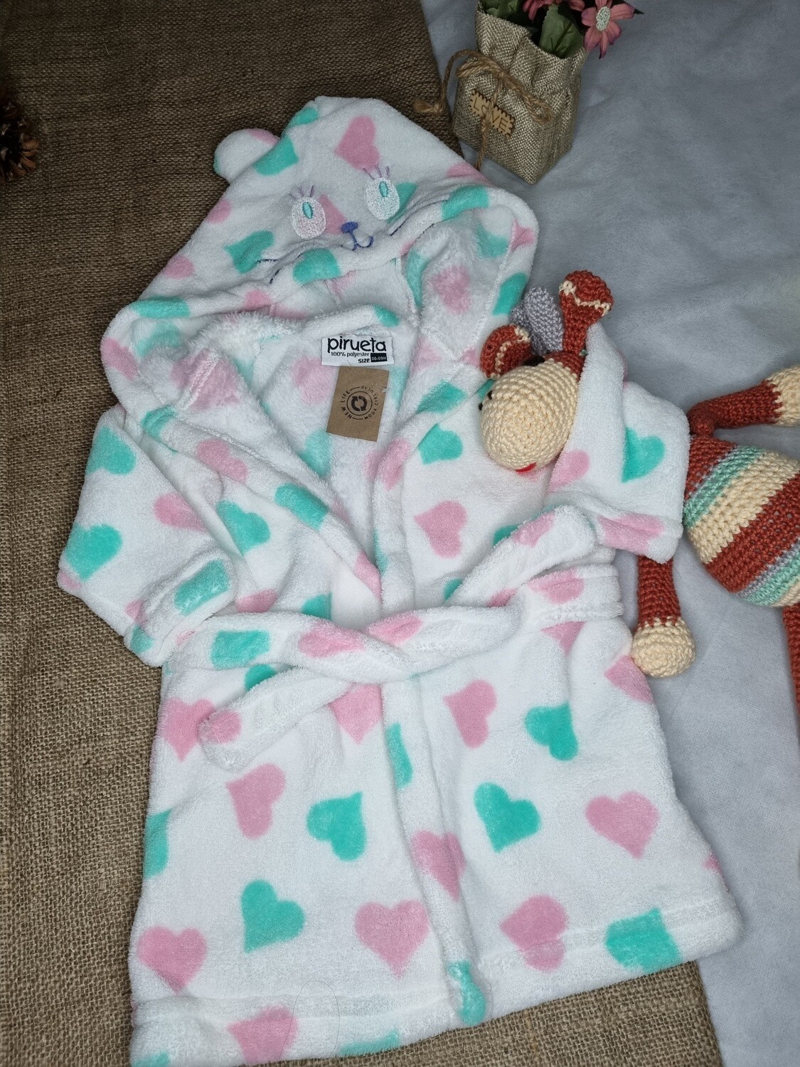 BATA, SIMIL PELUCHE, BLANCA CON CORAZONES ROSA Y VERDES, CON CAPUCHA DE GATITO, MARCA PIRUETA, TALLE 6- 9 MESES
