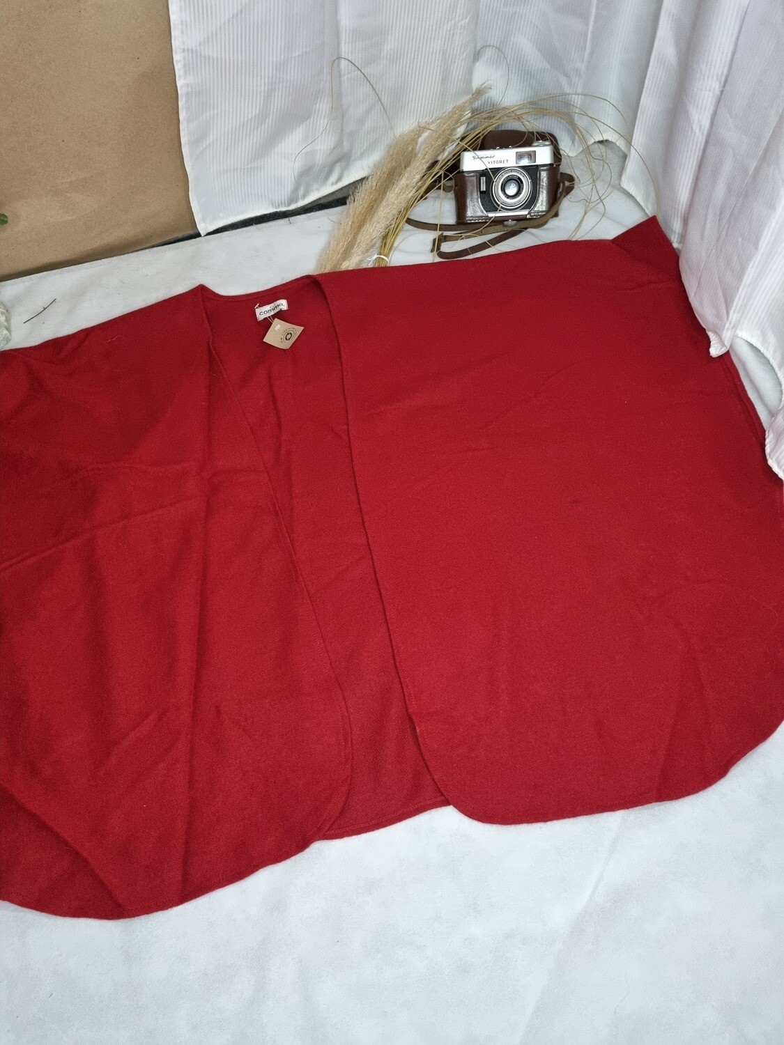 RUANA EN PAÑO FINO, COLOR ROJO, MARCA COMMA