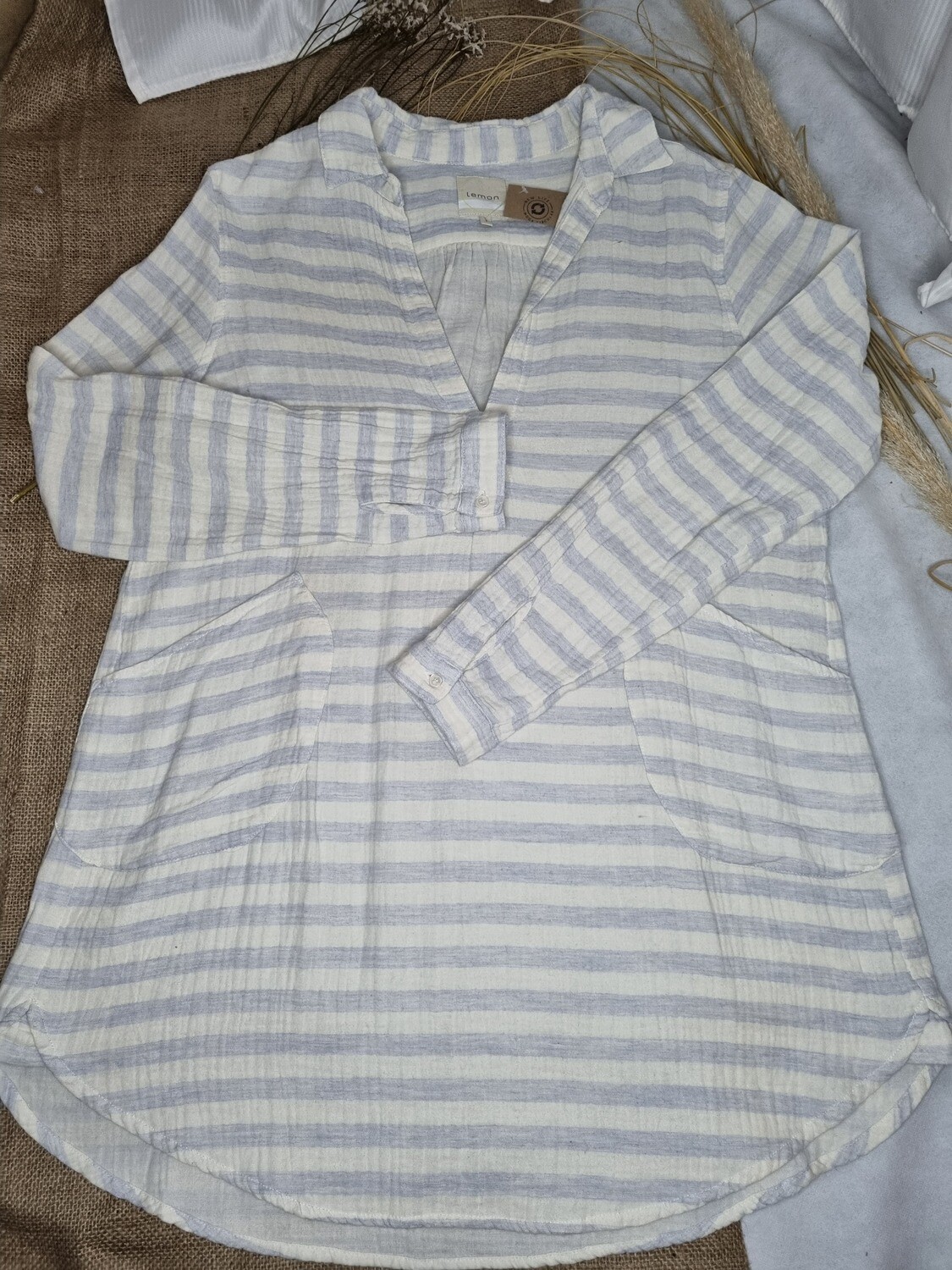 BLUSA RAYADA BLANCA Y CELESTE, MANGA LARGA. LEMON T2