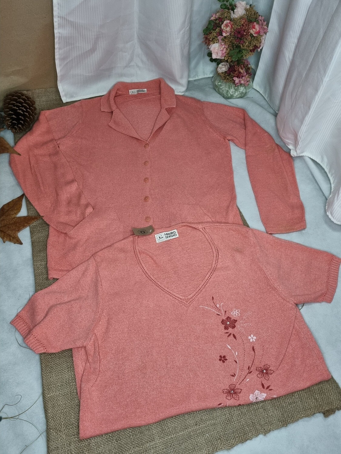 CONJUNTO DE BUZO Y CARDIGAN, TEJIDO FINO, COLOR SALMON, MARCA MAURO SERGIO, TALLE M