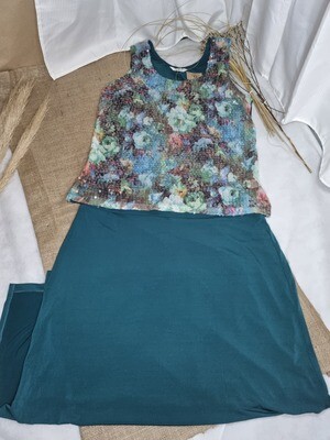 CONJUNTO DE POLLERA Y MUSCULOSA EN JERSEY DE SEDA, COLOR VERDE Y MUSCULOSA FLOREADA CON LENTEJUELAS, MARCA CALESA, TALLE 2