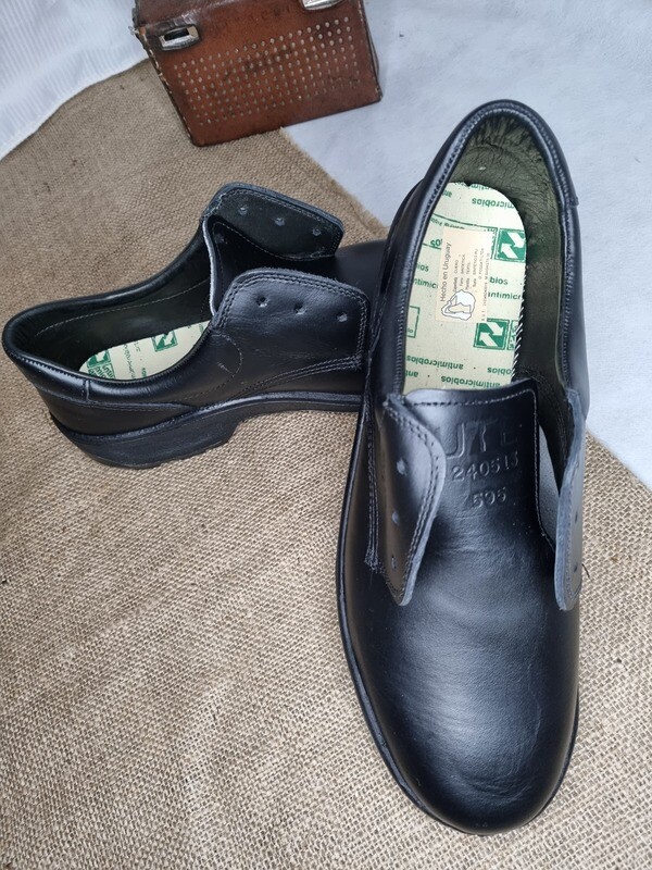 ZAPATOS DE TRABAJO, COLOR NEGRO, CAPELLADA EN CUERO, MARCA PUNCH, TALLE 44. NUEVOS SIN USO