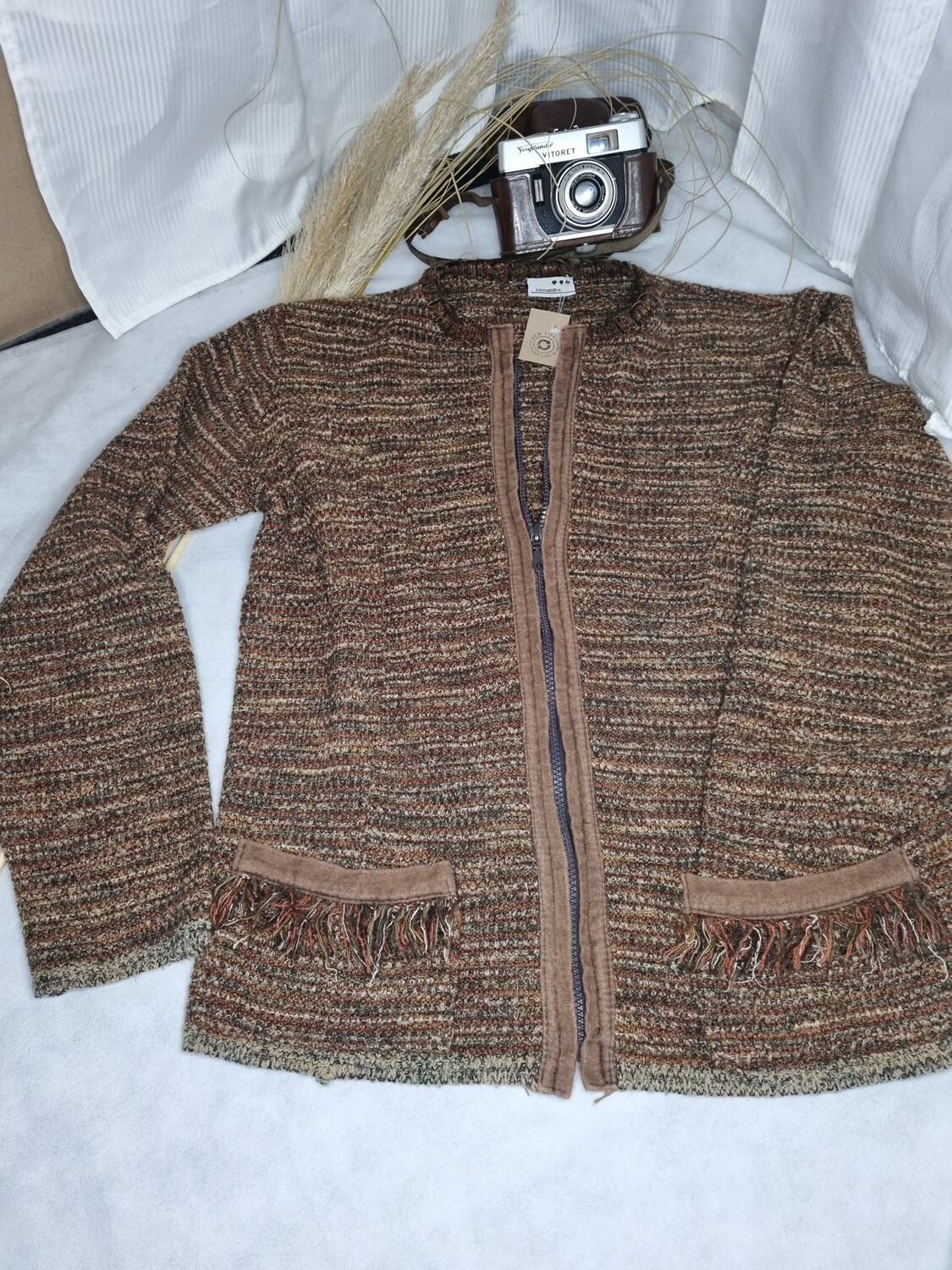 CHAQUETA BOUCLÉ, EN TONOS DE TOSTADO, CON CIERRE DELANTERO, MARCA CASSANDRE, TALLE XXL (CHICO)