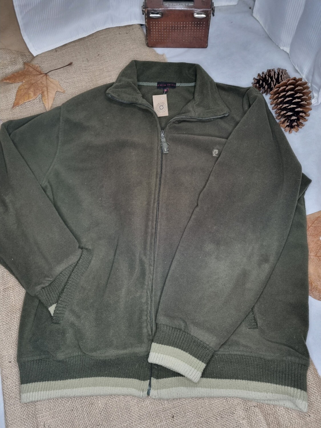 CAMPERA POLAR VERDE OSCURO, CON PUÑOS TEJIDOS EN MANGAS Y CINTURA, MARCA PIERRE CARDIN. TALLE XL