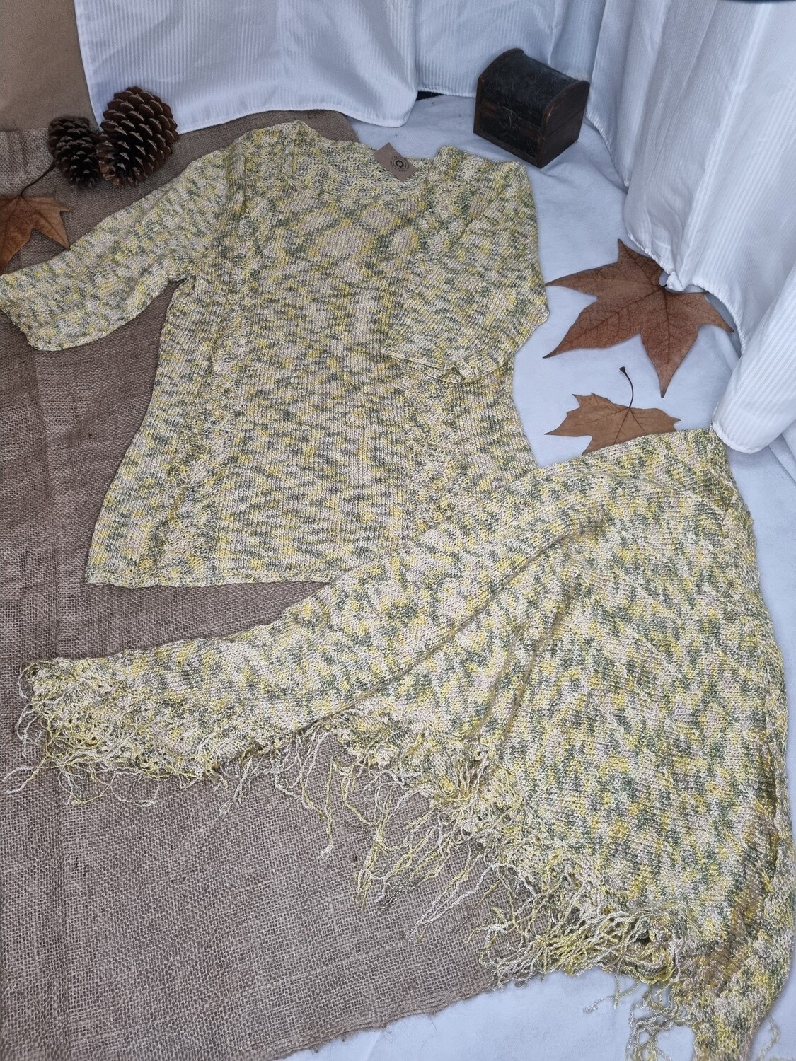 BUZO TEJIDO EN HILO, MANGA 3/4, CON PASHMINA EN COMPOSE, COLOR AMARILLO Y VERDE, TALLE M