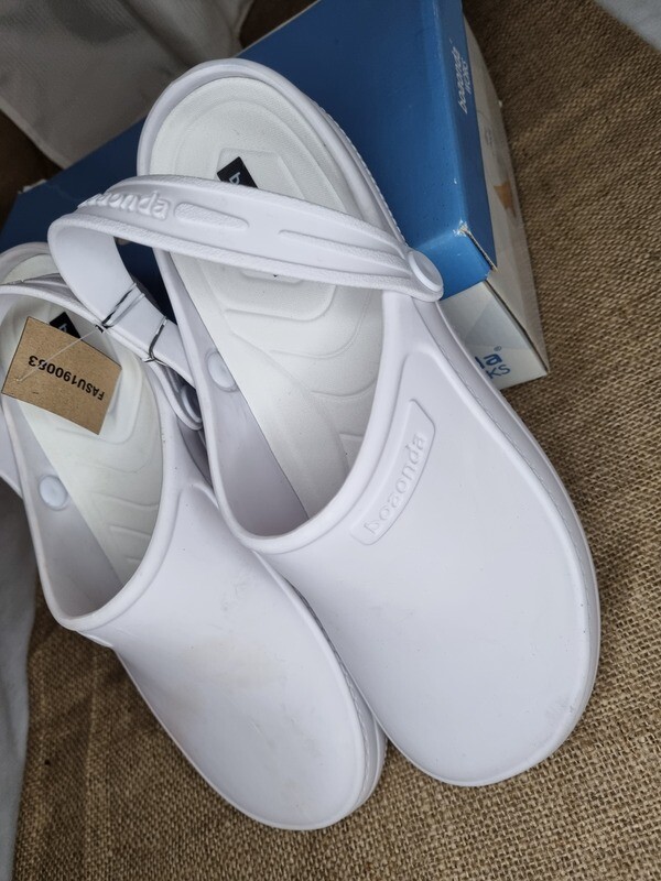 ZAPATOS TIPO ZUECO CROCS, MARCA BOAONDA WORKS. COLOR BLANCO. TALLE 41/42. SIN USO