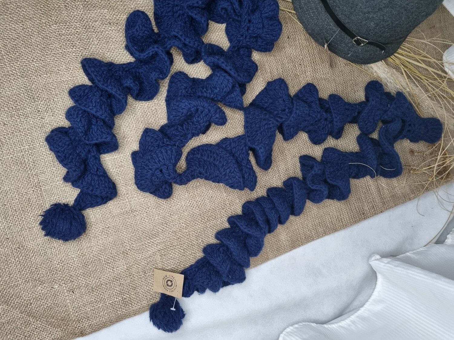 BUFANDA TIPO BOA, EN CROCHET A MANO. COLOR AZUL.