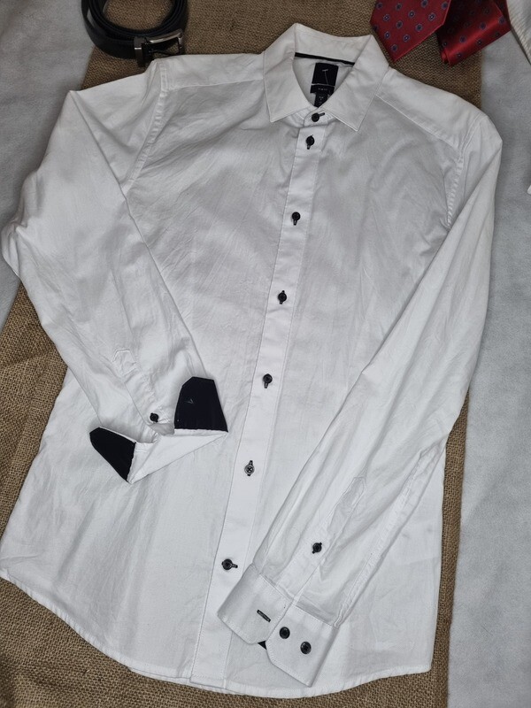 CAMISA MANGA LARGA BLANCA CON BOTONES NEGROS. SLIM FIT. MARCA HYM. TALLE S