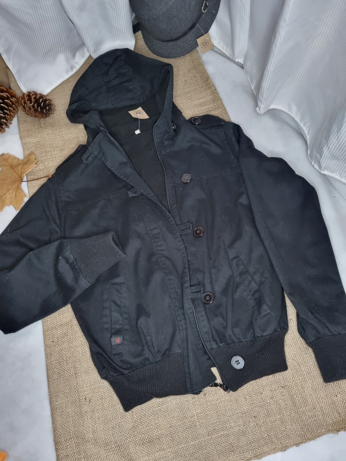 CAMPERA DE GABARDINA FORRADA EN POLAR CON CAPUCHA. TALLE XL CHICO (M)