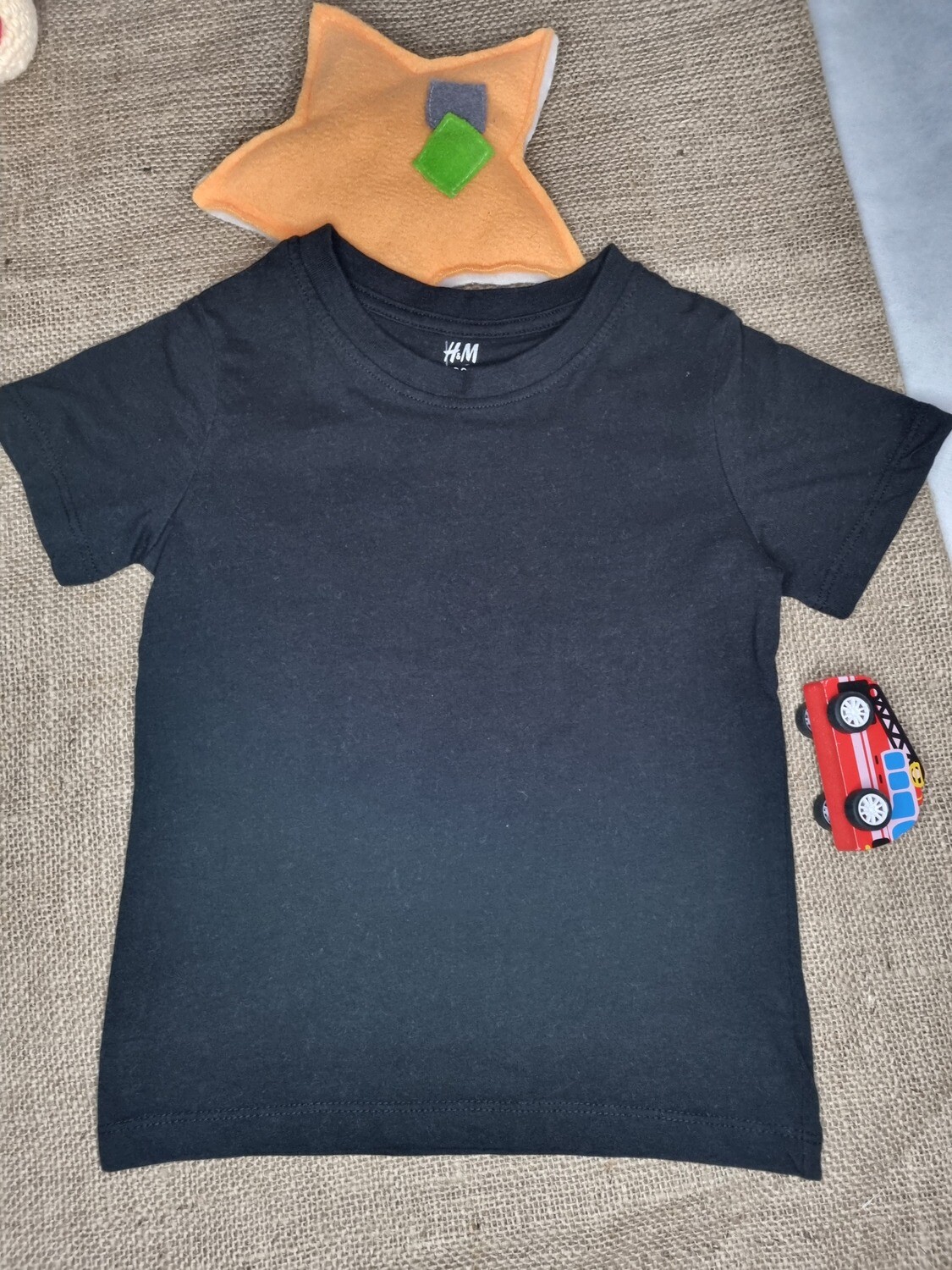 REMERA BASICA NEGRA, MANGA CORTA, CUELLO A LA BASE