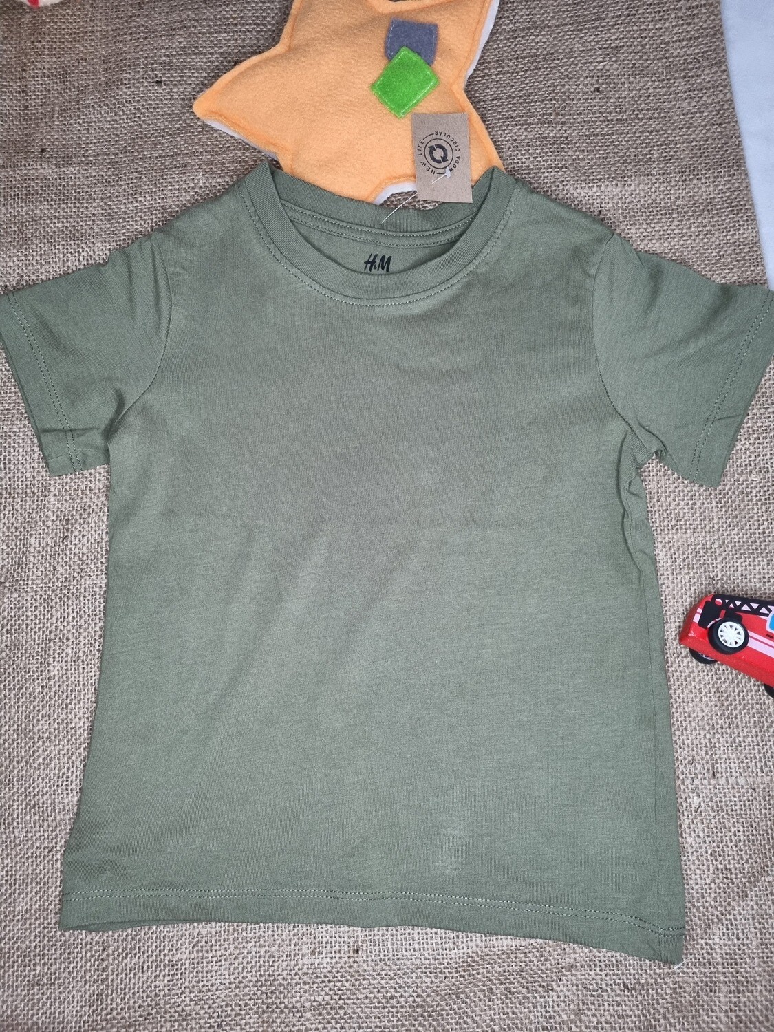 REMERA BASICA VERDE MILITAR, MANGA CORTA, CUELLO A LA BASE