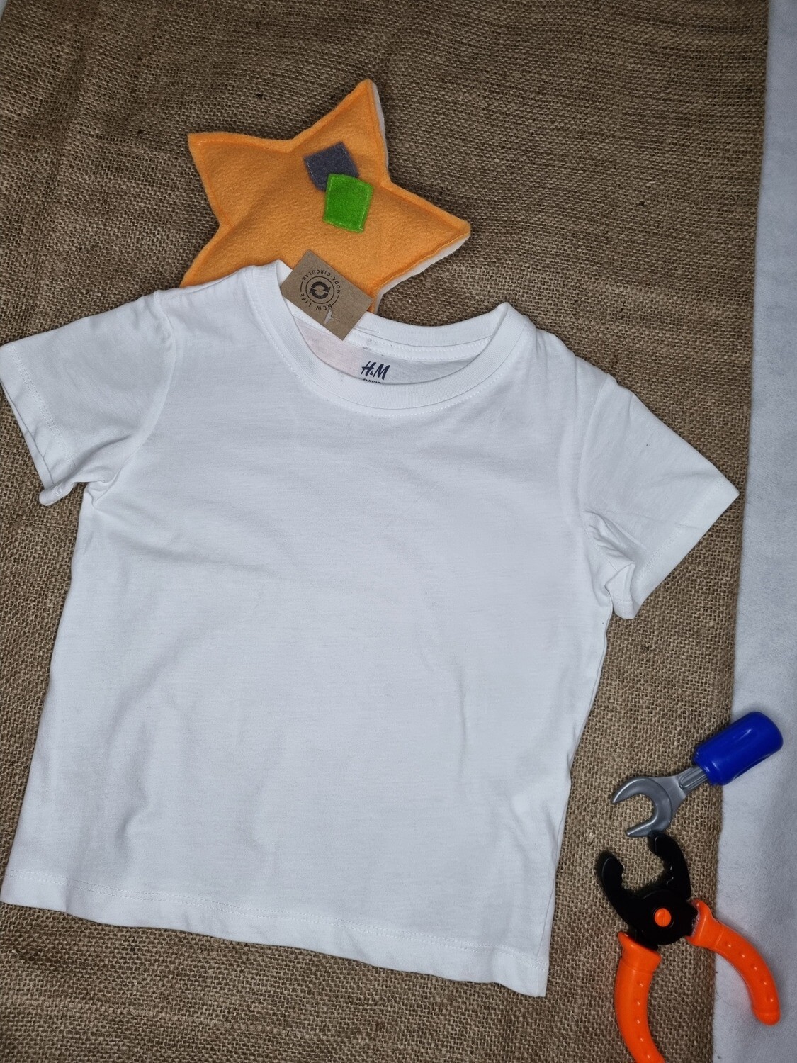 REMERA BASICA BLANCA, MANGA CORTA, CUELLO A LA BASE