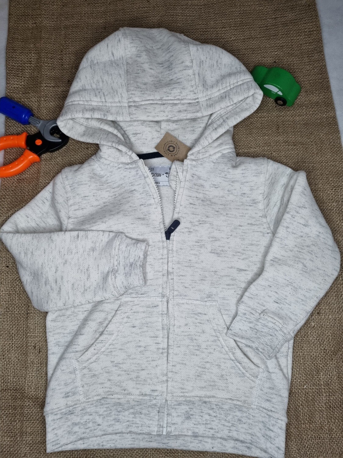 CAMPERA DEPORTIVA, CON CAPUCHA. MARCA POIM. TALLE 3