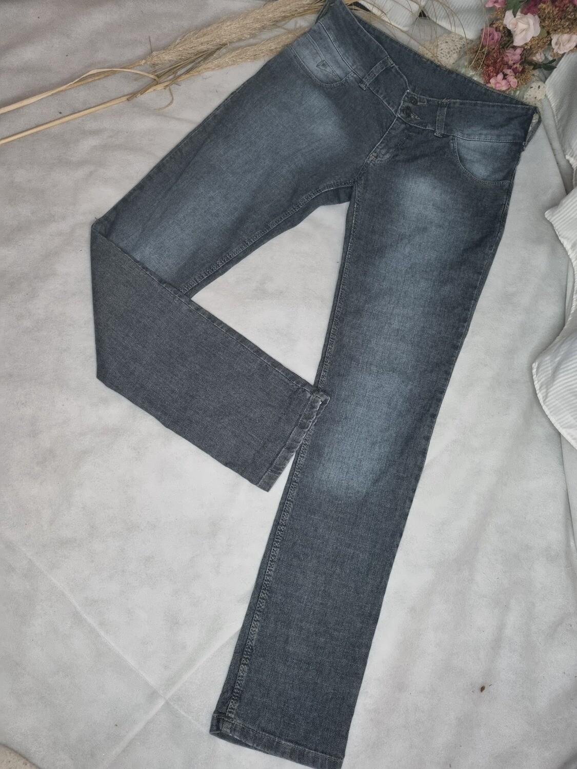 PANTALON DE JEAN ELASTIZADO, CORTE RECTO, TIRO BAJO. TALLE 38