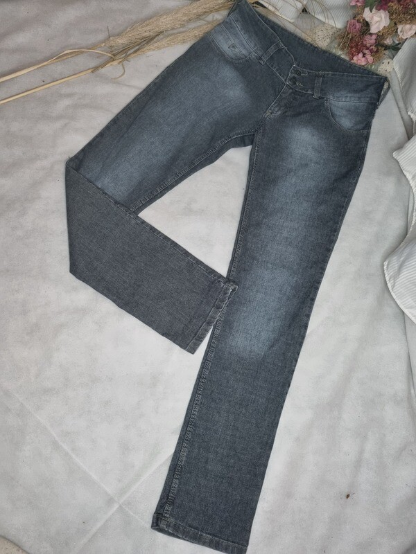 PANTALON DE JEAN ELASTIZADO, CORTE RECTO, TIRO BAJO. TALLE 38