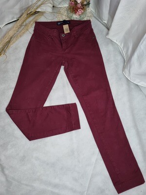 PANTALON DE JEAN CHUPIN, TIRO BAJO, COLOR BORDEAUX. MARCA HERING. TALLE 40