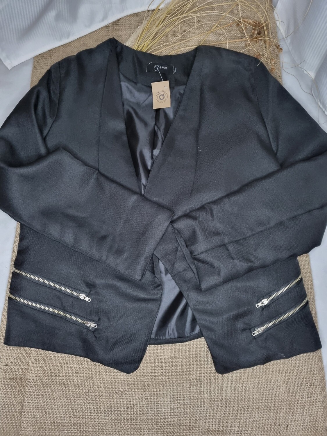 CHAQUETA GABY WEINN NEGRA CON SOLAPA Y PICOS AL FRENTE, DETALLE DE CIERRES SIMIL BOLSILLOS. TALLE M