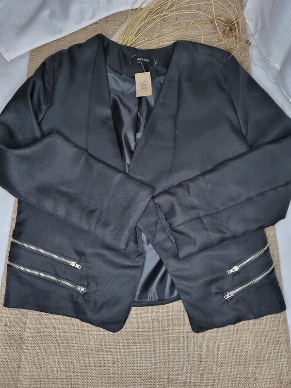 CHAQUETA GABY WEINN NEGRA CON SOLAPA Y PICOS AL FRENTE, DETALLE DE CIERRES SIMIL BOLSILLOS. TALLE M