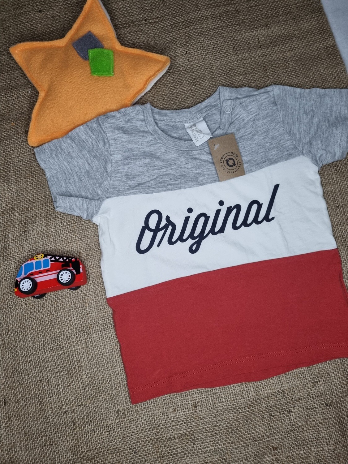 REMERA DE ALGODÓN, RAYADA GRIS, BLANCA Y ROJO. MARCA HYM