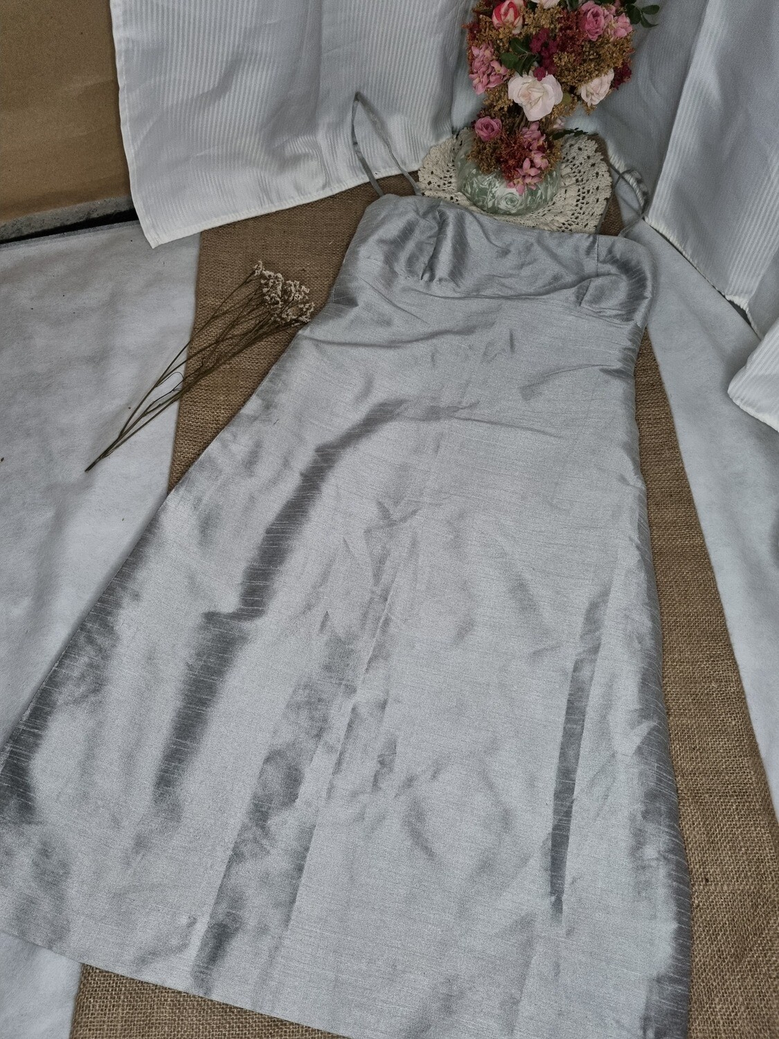 VESTIDO DE FIESTA O COCKTAIL, CORTO. COLOR GRIS PERLA.