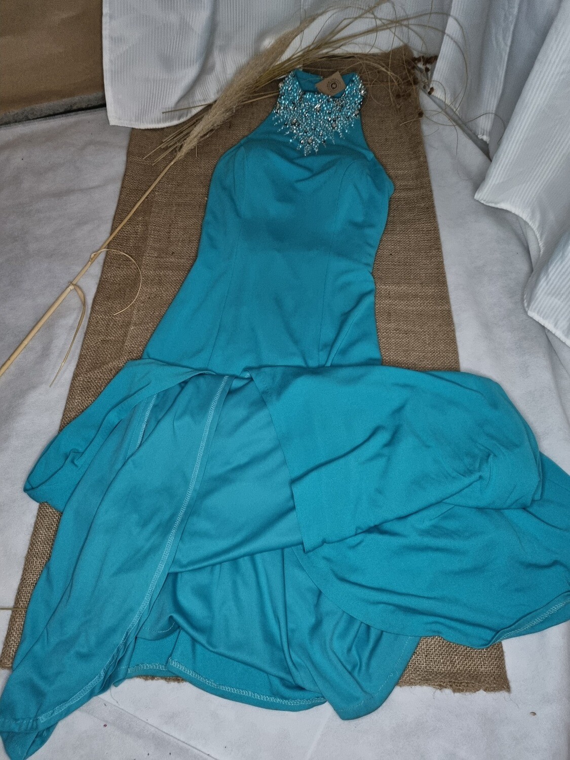 VESTIDO DE FIESTA VERDE ESMERALDA, CON PEDRERIAS EN CUELLO Y ESPALDA. TALLE S/ XS