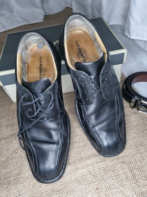 ZAPATO DE HOMBRE, TIPO MOCASÍN, CON CORDONES, COLOR NEGRO. MARCA HUSH PUPPIES. TALLE 41