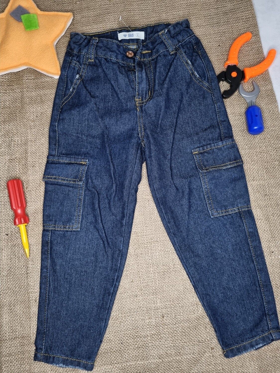 PANTALON DE JEAN TIPO CARGO, AZUL OSCURO. MARCA BASS TALLE 4