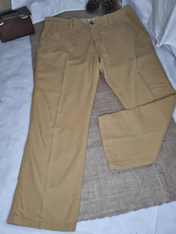PANTALON DE HOMBRE, DE GABARDINA, COLOR BEIGE. MARCA LLOYDS, TALLE 48