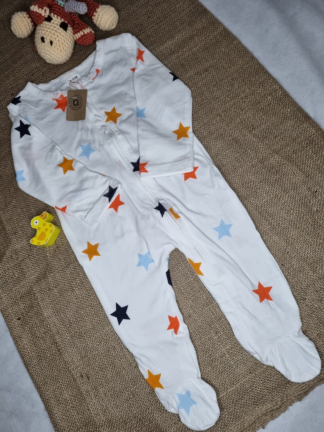 ENTERITO PAÑALERO, CON PIES, COLOR BLANCO CON ESTRELLAS. CON CIERRE. TALLE 3/6 MESES