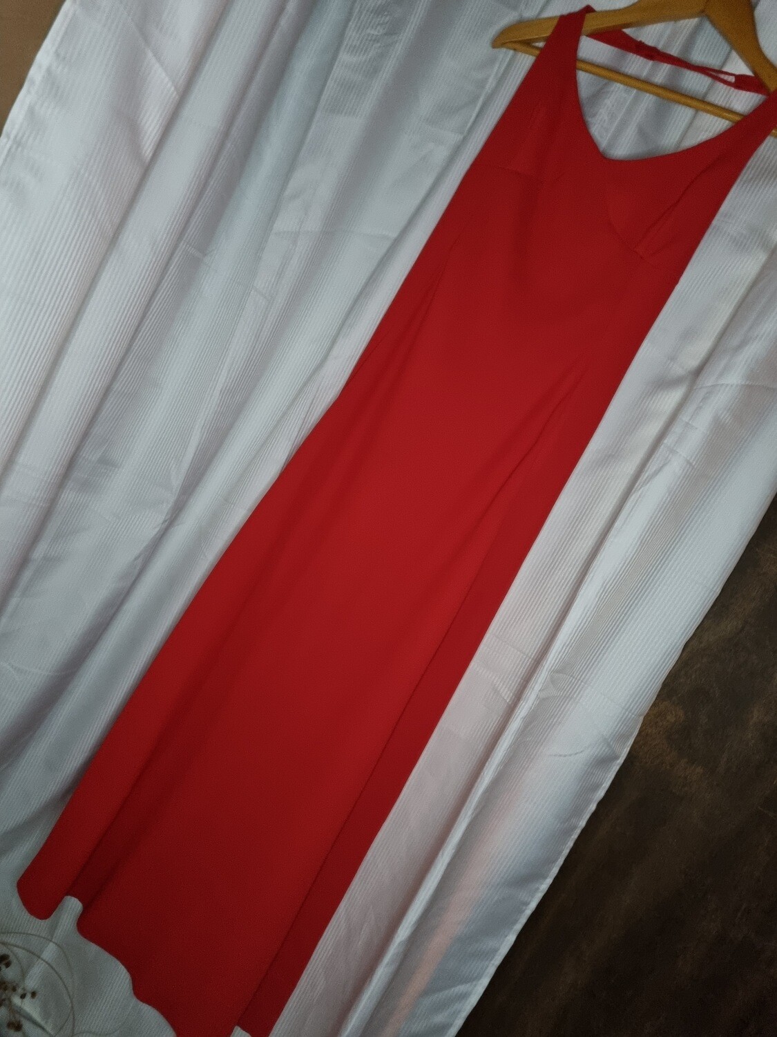 VESTIDO DE FIESTA CORTE IMPERIO, SIN ESPALDA. COLOR ROJO. TALLE S