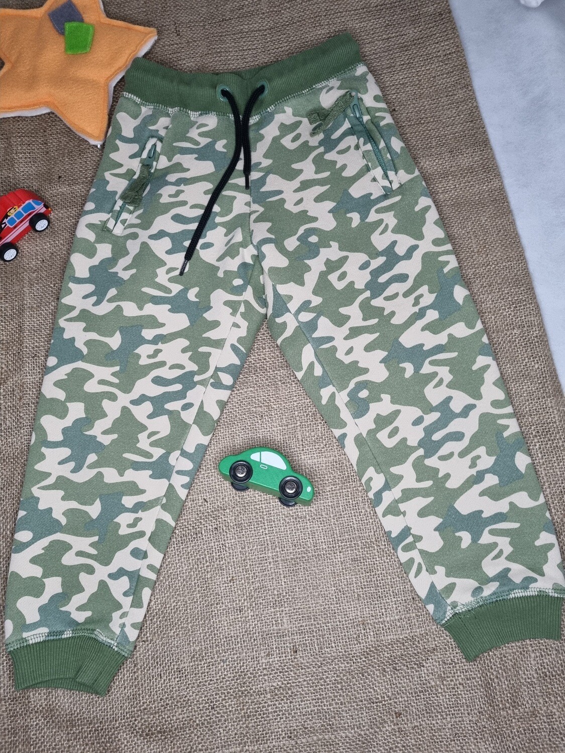 PANTALON DEPORTIVO CAMUFLADO. MARCA BASS. TALLE 5