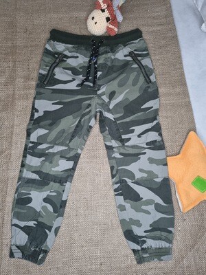 PANTALÓN TIPO CARGO, CAMUFLADO, CON ELÁSTICO EN PUÑO. TALLE 3